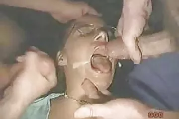 परिपक्व सुनहरे बालों वाली मिनी शॉर्ट्स में फुल सेक्सी मूवी एचडी किया था, कार में