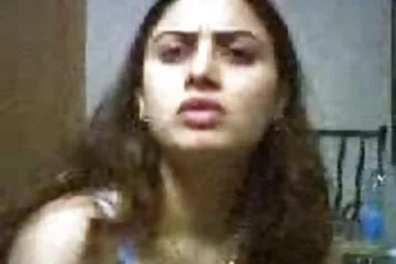 बालों बिल्ली के हिंदी एचडी सेक्सी फिल्म साथ मॉडल उसके स्तन के बीच मजबूती से वफादार मुर्गा रखती है